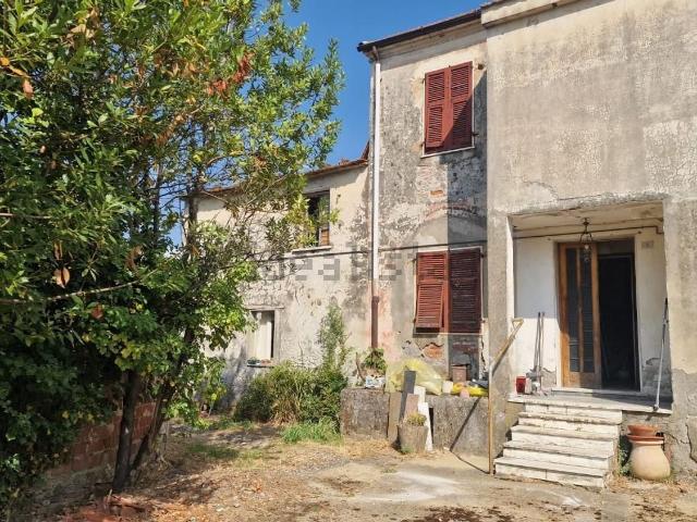 Casa in vendita a Isola, Luni