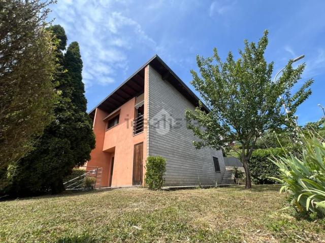Casa in vendita a Albino, Lombardia
