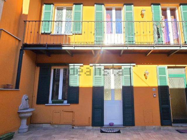 Casa in vendita a Angera, Lombardia