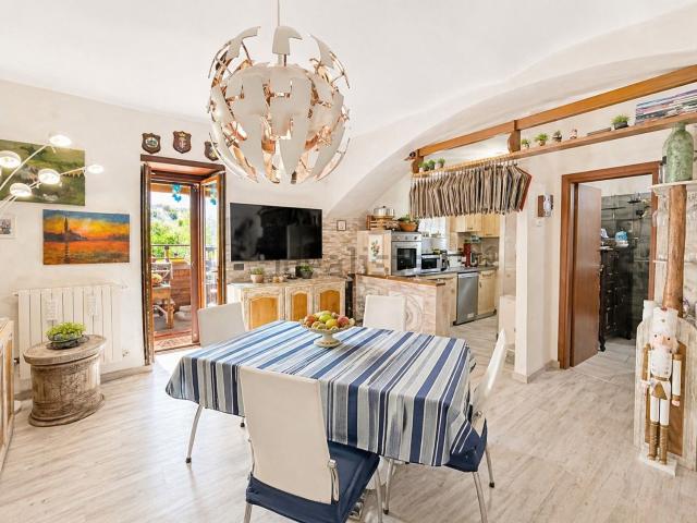 Casa in vendita a Daverio, Lombardia