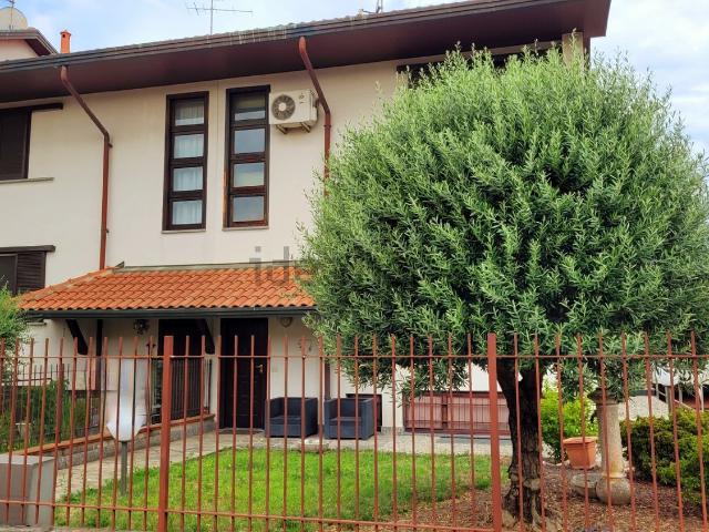 Casa in vendita a Ferno, Lombardia