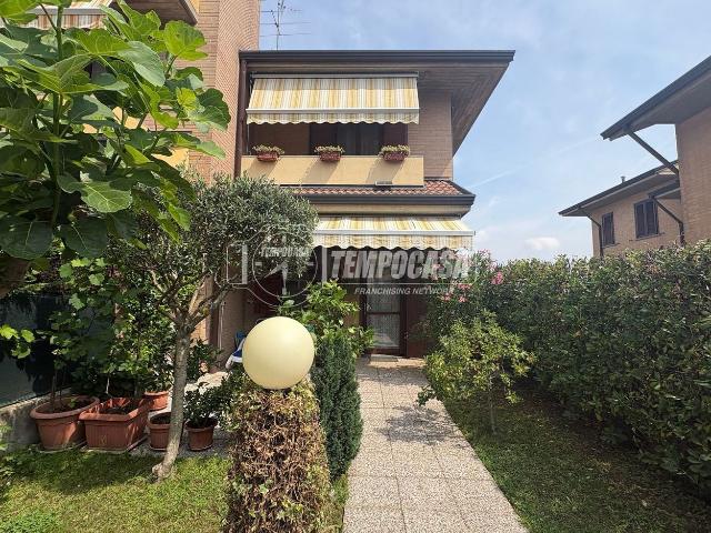 Casa in vendita a Lazzate, Lombardia