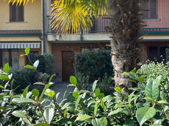 Casa in vendita a Carate Brianza, Lombardia