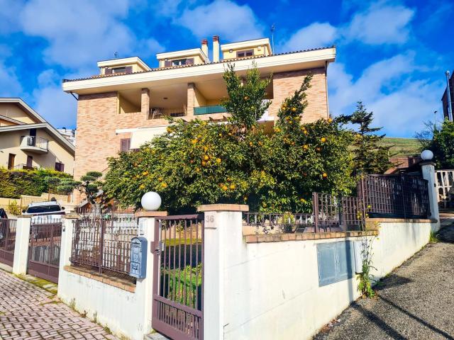 Casa in vendita a Zona P.E.E.P., Pineto