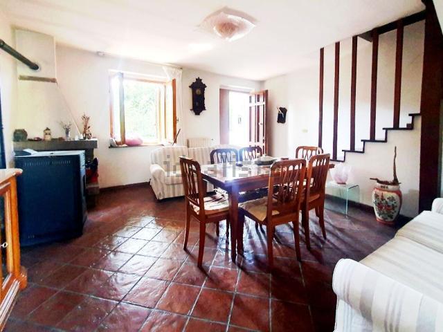 Casa in vendita a Torre Alfina, Acquapendente