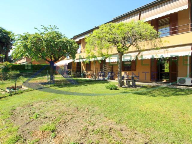 Casa in vendita a Angera, Lombardia