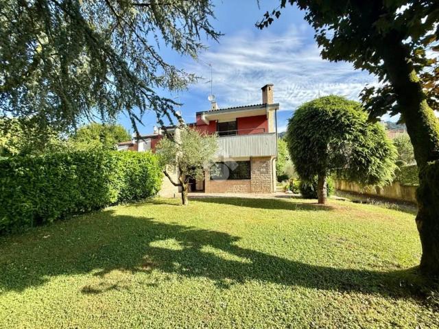 Casa in vendita a Scanzorosciate, Lombardia