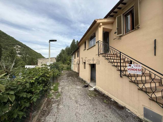 Casa in vendita a Sellano, Umbria