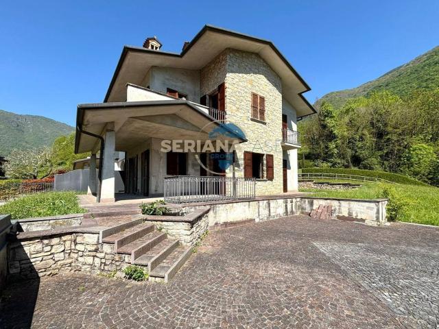Casa in vendita a Albino, Lombardia