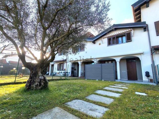 Casa in vendita a Uggiate Trevano, Lombardia