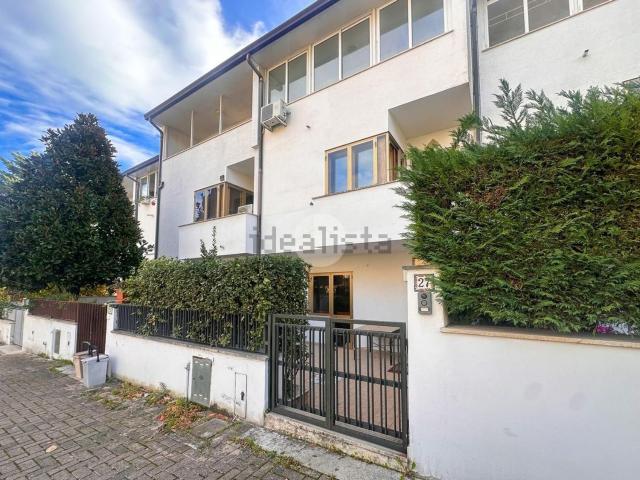 Casa in vendita a Colleatterrato basso, Teramo