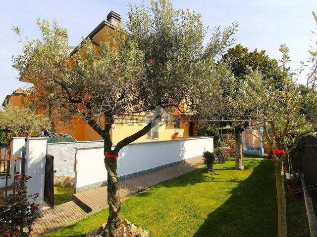 Casa in vendita a Caponago, Lombardia