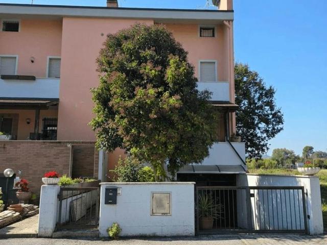 Casa in vendita a Vallefoglia, Marche