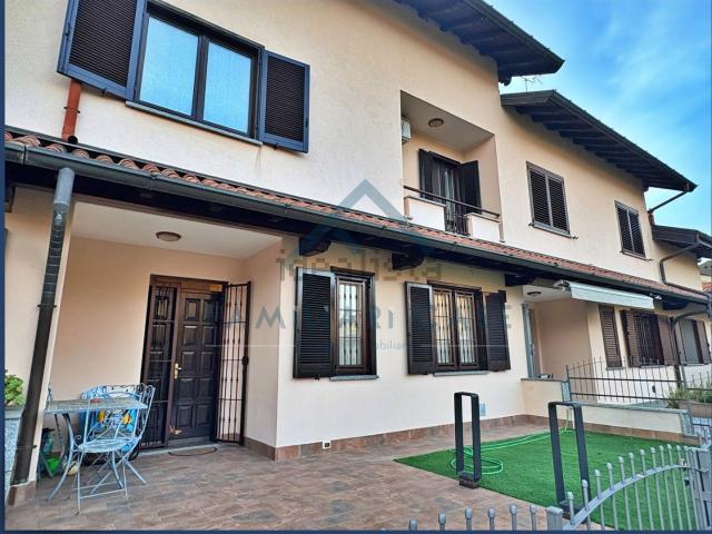 Casa in vendita a Carnago, Lombardia