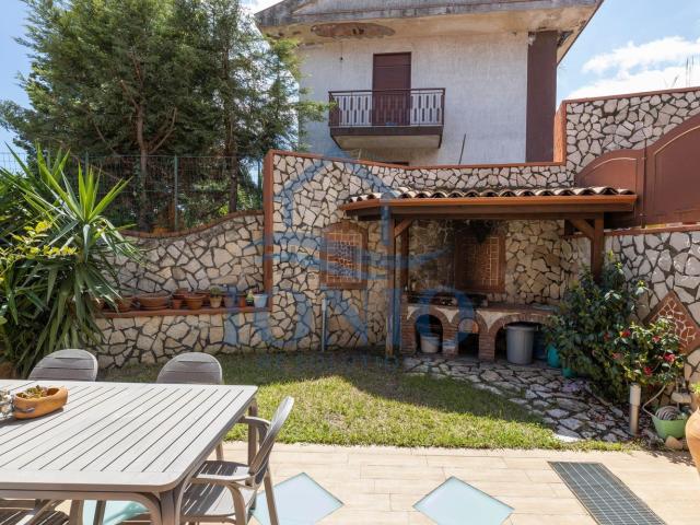 Casa in vendita a Trecastagni, Sicilia