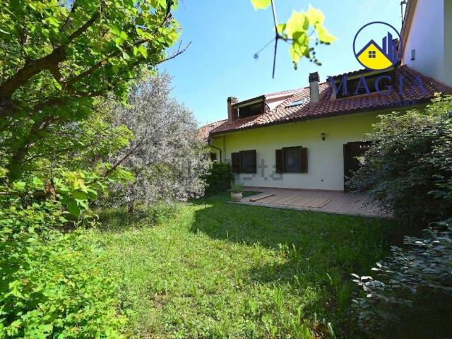 Casa in vendita a Valli, Marche