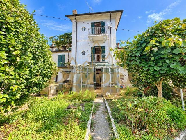 Casa in vendita a Colmegna, Luino