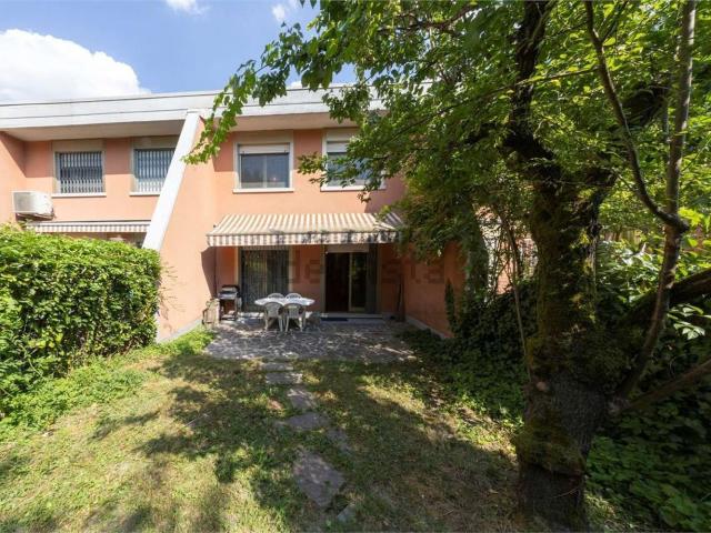Casa in vendita a Modena, Villaggio Giardino
