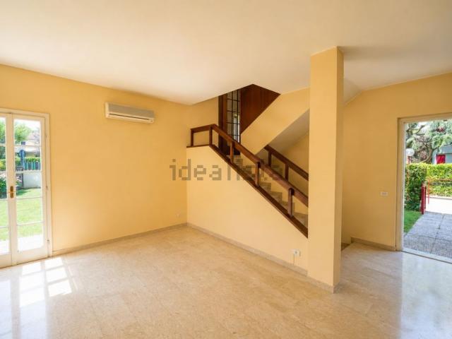 Casa in vendita a Biassono, Lombardia