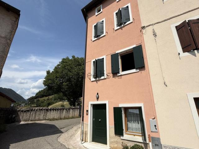 Casa in vendita a Badia Calavena, Verona