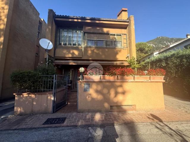 Casa in vendita a Cesi, Terni