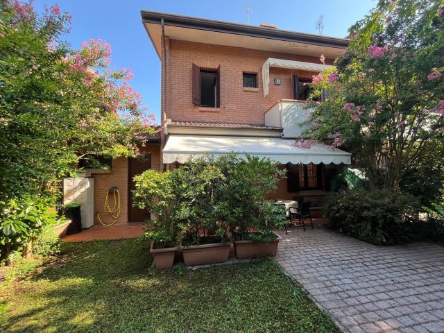 Casa in vendita a Mirandola, Modena