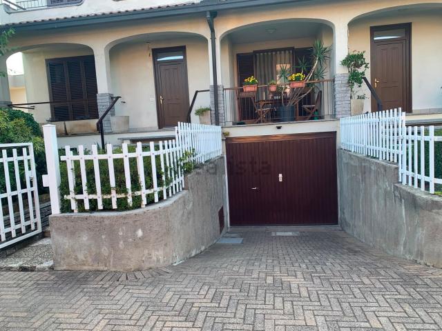 Casa in vendita a Oltrona San Mamette, Lombardia