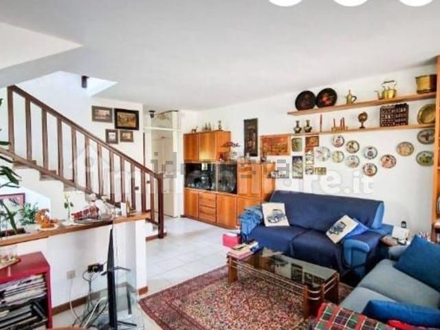 Casa in vendita a Azzate, Lombardia