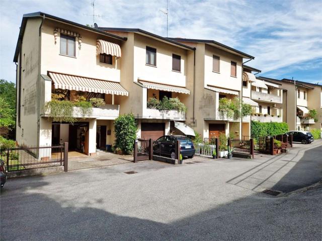 Casa in vendita a Azzate, Lombardia