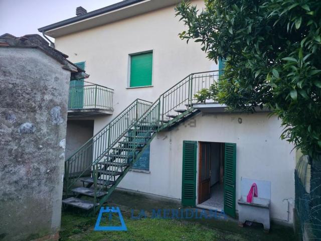 Casa in vendita a Larciano, Castelmartini