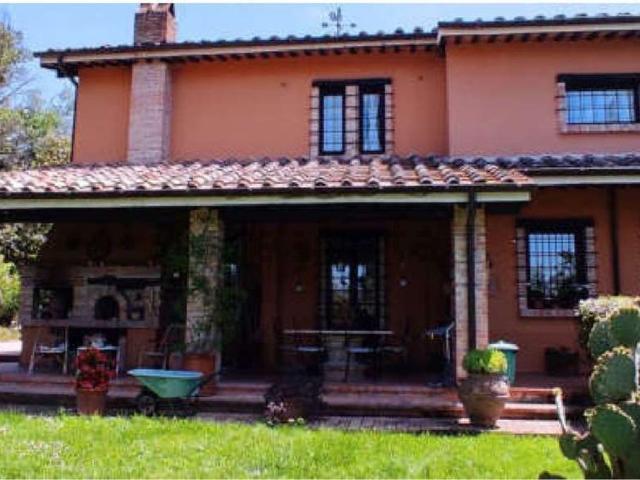 Casa in vendita a Toffia, Lazio