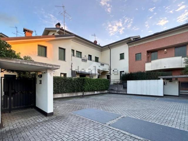 Casa in vendita a Carate Brianza, Lombardia