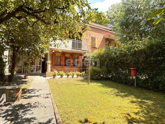 Casa in vendita a Modena, Villaggio Giardino
