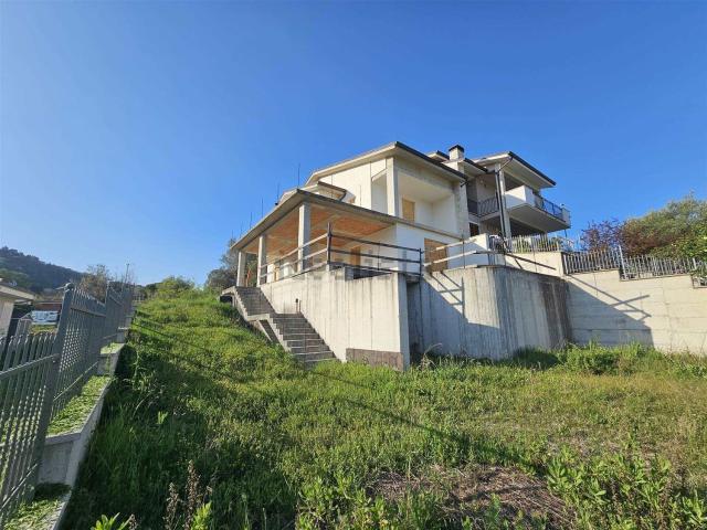 Casa in vendita a Serrone, Marche