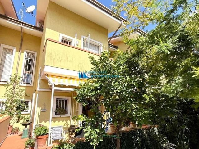 Casa in vendita a Marina di Massa, Marina Di Massa