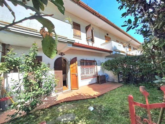 Casa in vendita a Marina di Massa, Marina Di Massa