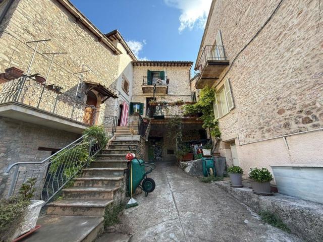 Casa in vendita a Casteldilago, Arrone