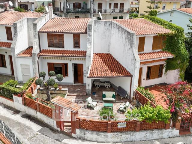 Casa in vendita a La Petrosa, Calabria