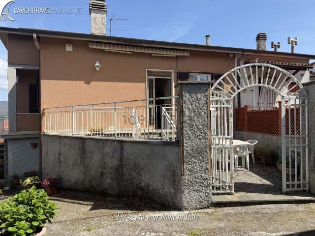 Casa in vendita a Follo, Liguria