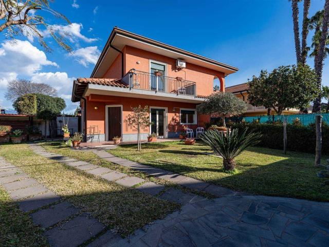 Casa in affitto a Valverde, Sicilia