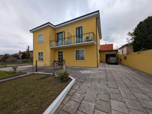 Villa Indipendente in vendita a Ferrara, Reggio Emilia