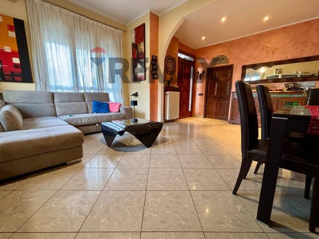 Villa Indipendente in vendita a Parabiago, Lombardia