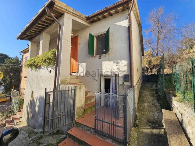 Casa in vendita a Serrone, Marche