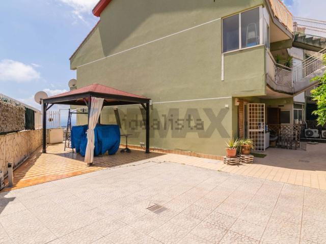 Casa in vendita a Aci Castello, Sicilia