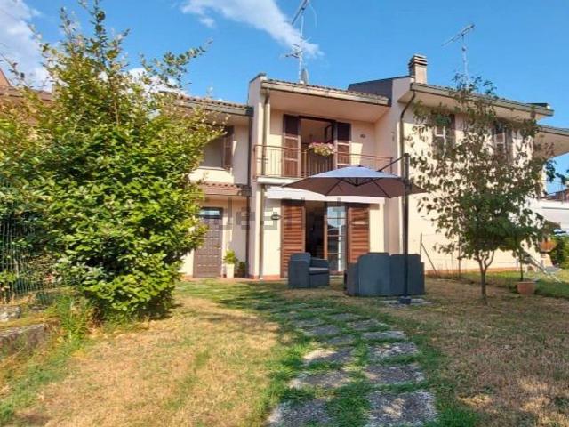 Casa in vendita a Angera, Lombardia