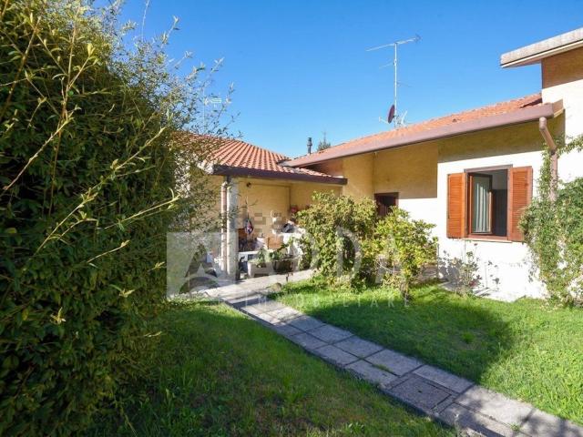 Casa in vendita a Colle Brianza, Lombardia