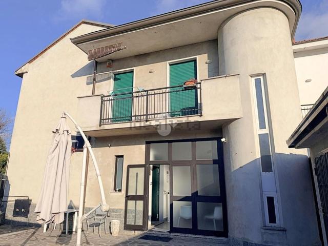 Casa in vendita a Carate Brianza, Lombardia