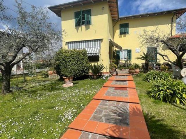 Casa in vendita a Dogana, Luni
