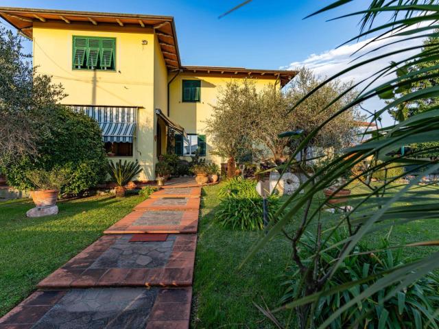 Casa in vendita a Dogana, Luni