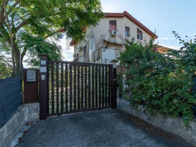 Casa in vendita a Villaggio Baia dei Mori, Catania